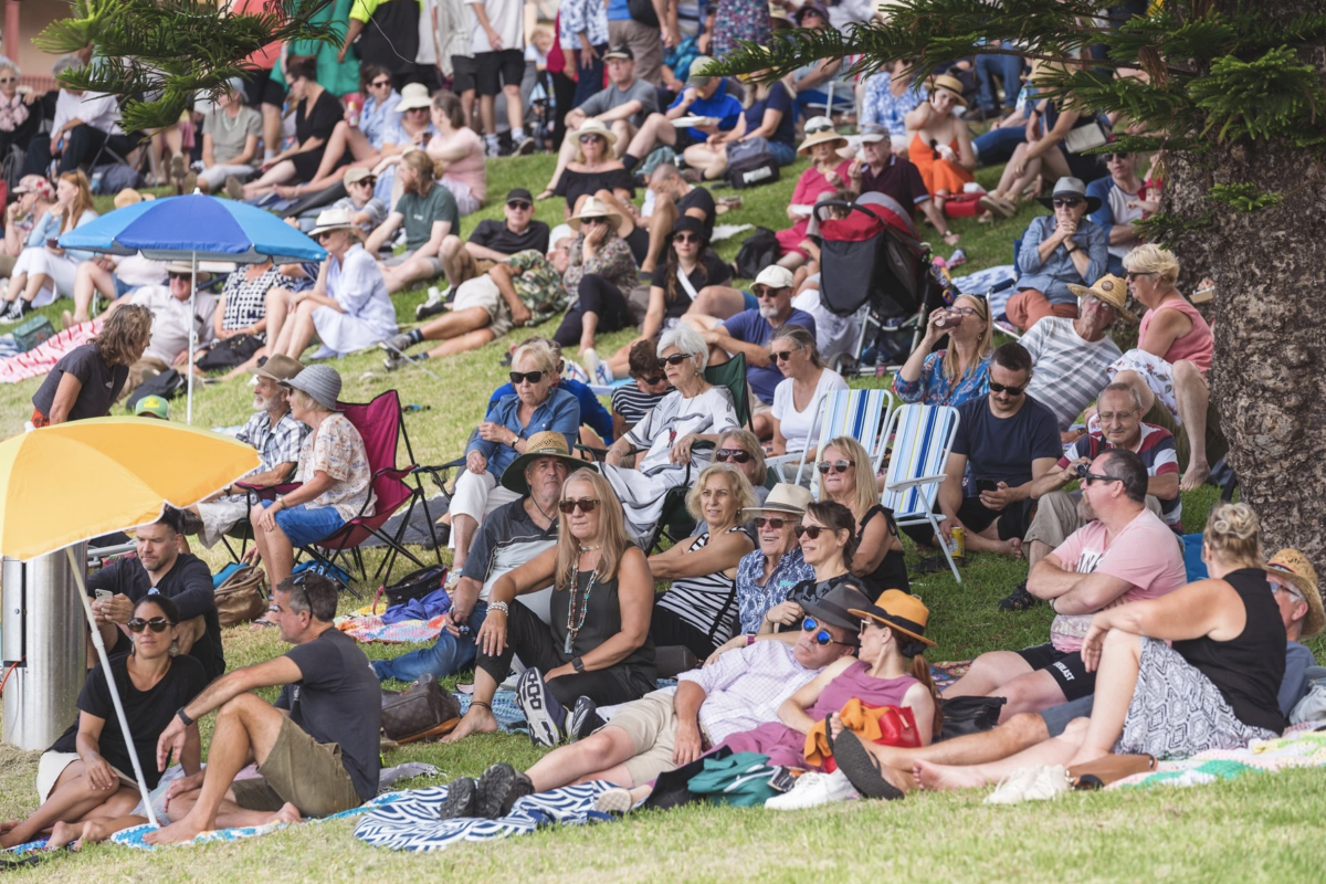 Crowds on lawn at Kiama Jazz and Blues Festival